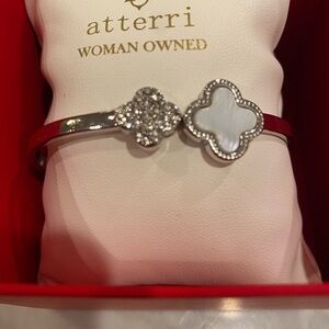 Atterri Clover clover hinged cable Bracelet in gold or silver tone